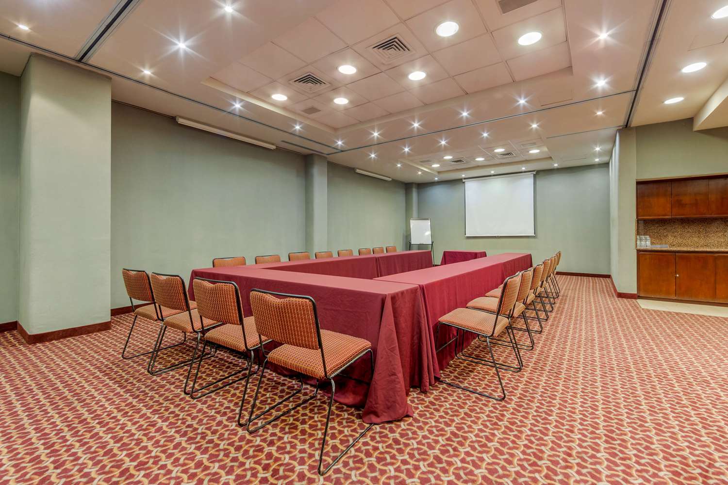 Quality Inn Monterrey La Fe 18/19