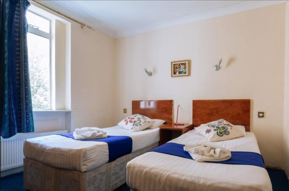 WHITELEAF HOTEL 8/50