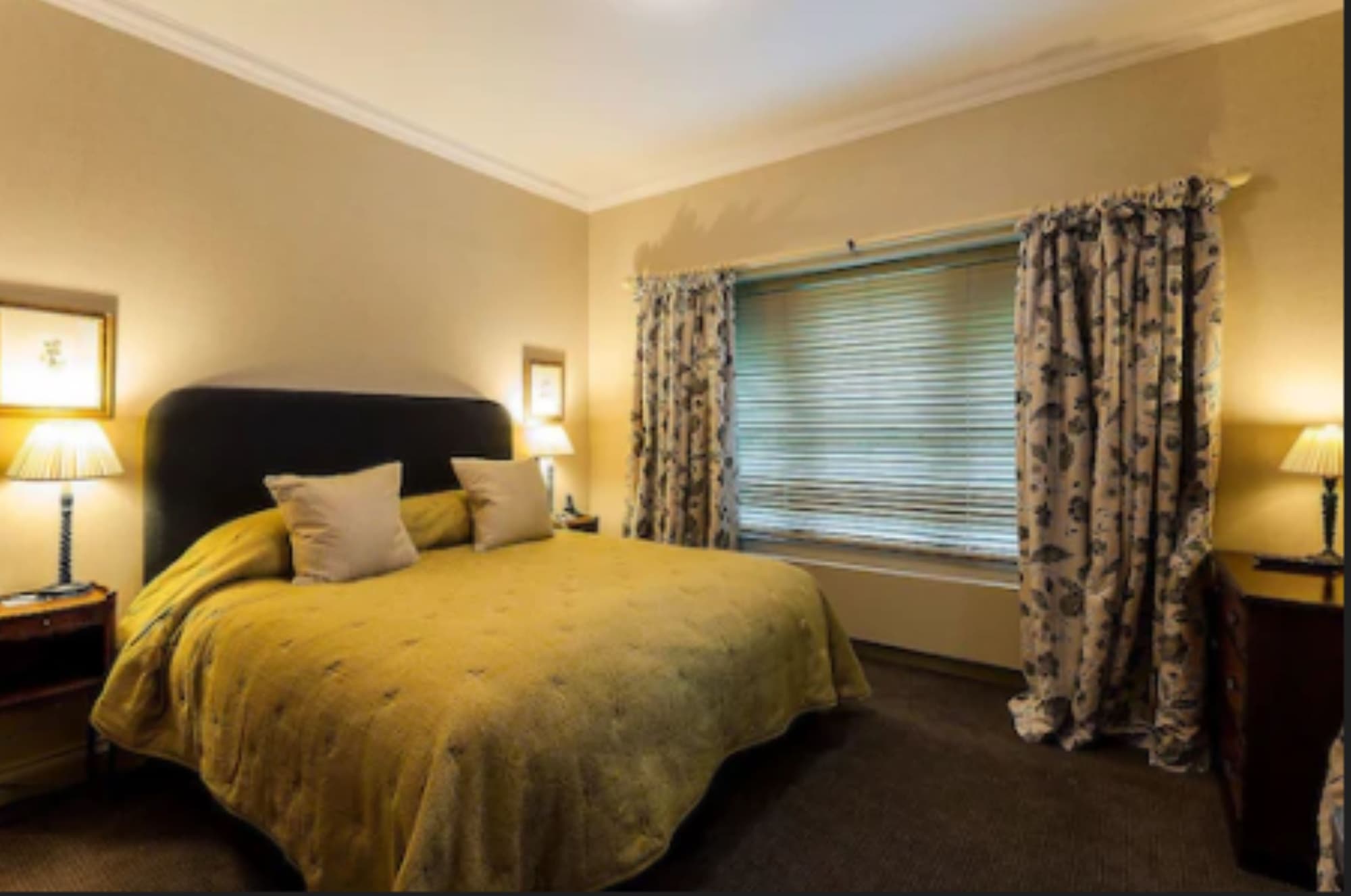 Gate, Lodge, King Bed, Sofa