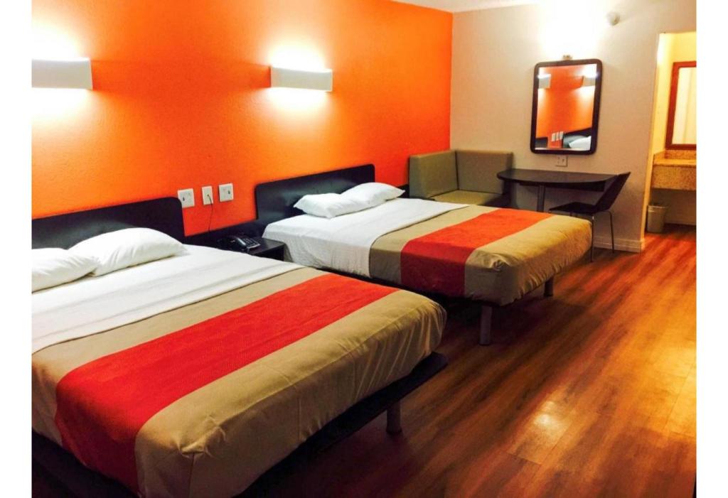 2 Queen Beds - Non-Smoking, Micfridge