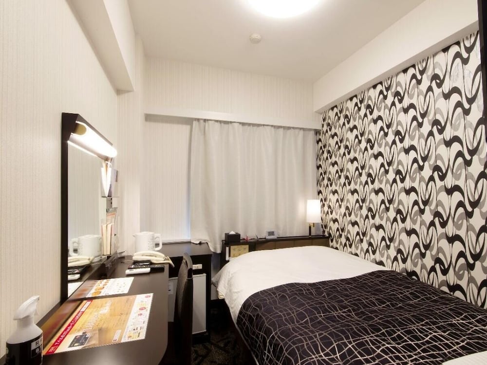 ROOM, SINGLE