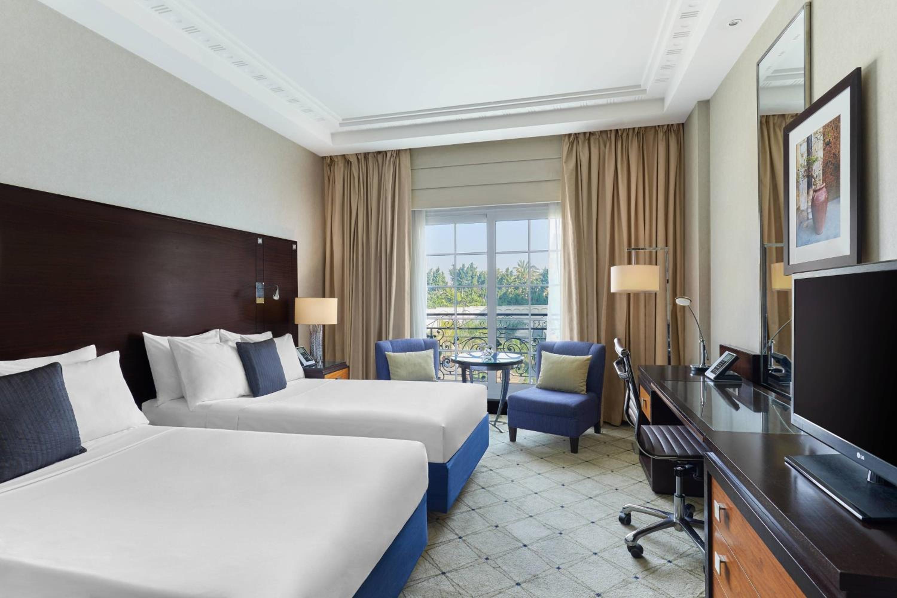غرفة ديلوكس بسريرين منفصلين مع دخول صالة النادي، Renaissance Cairo Mirage City Hotel 2/6