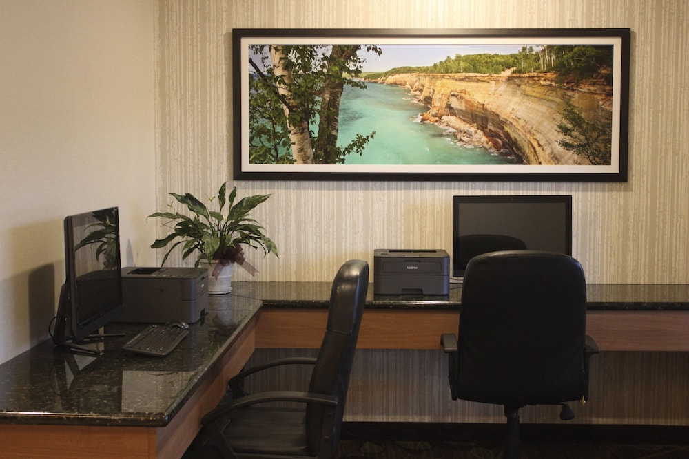Holiday Inn Express Munising-Lakeview 64/68