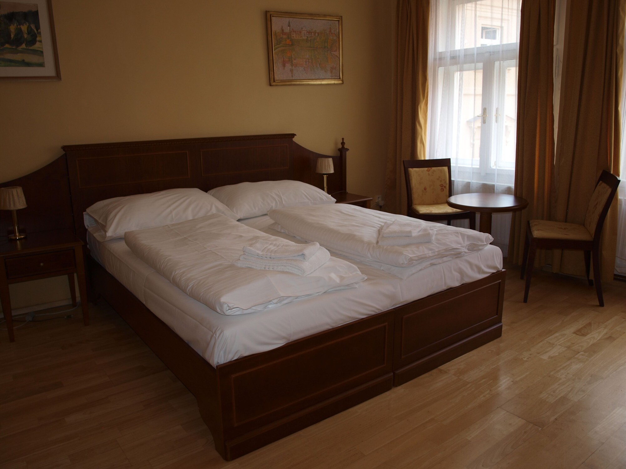 ROOM, DOUBLE BED