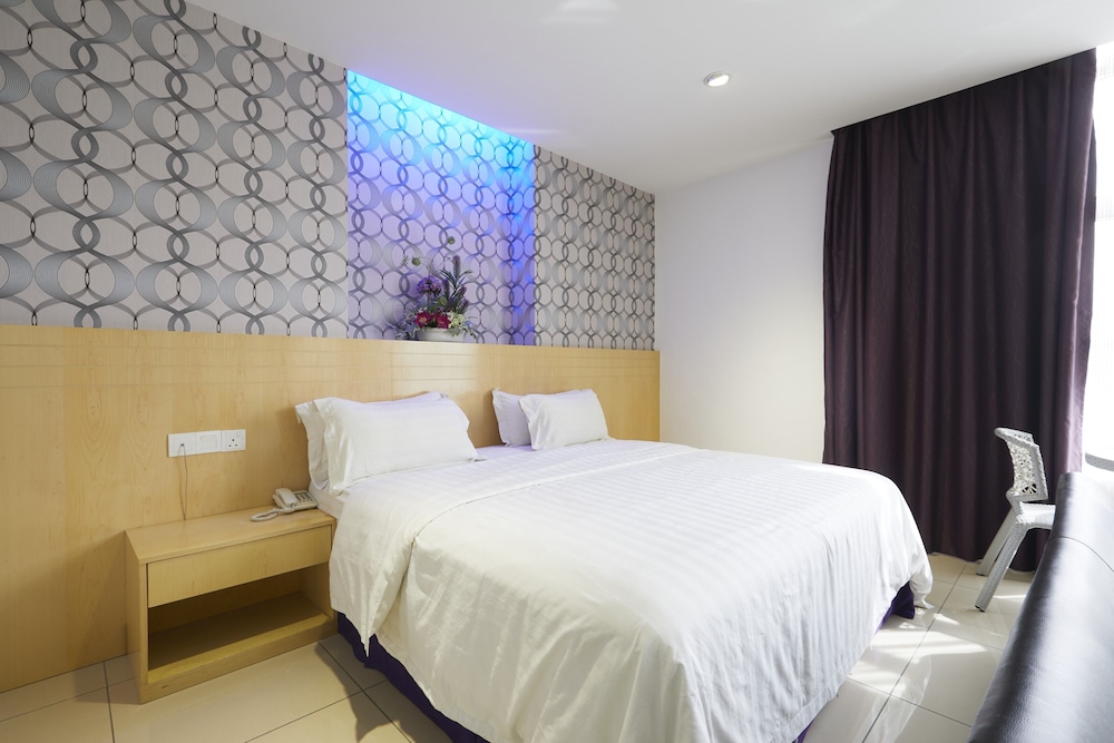 East Sun Hotel by ZUZU 34/91