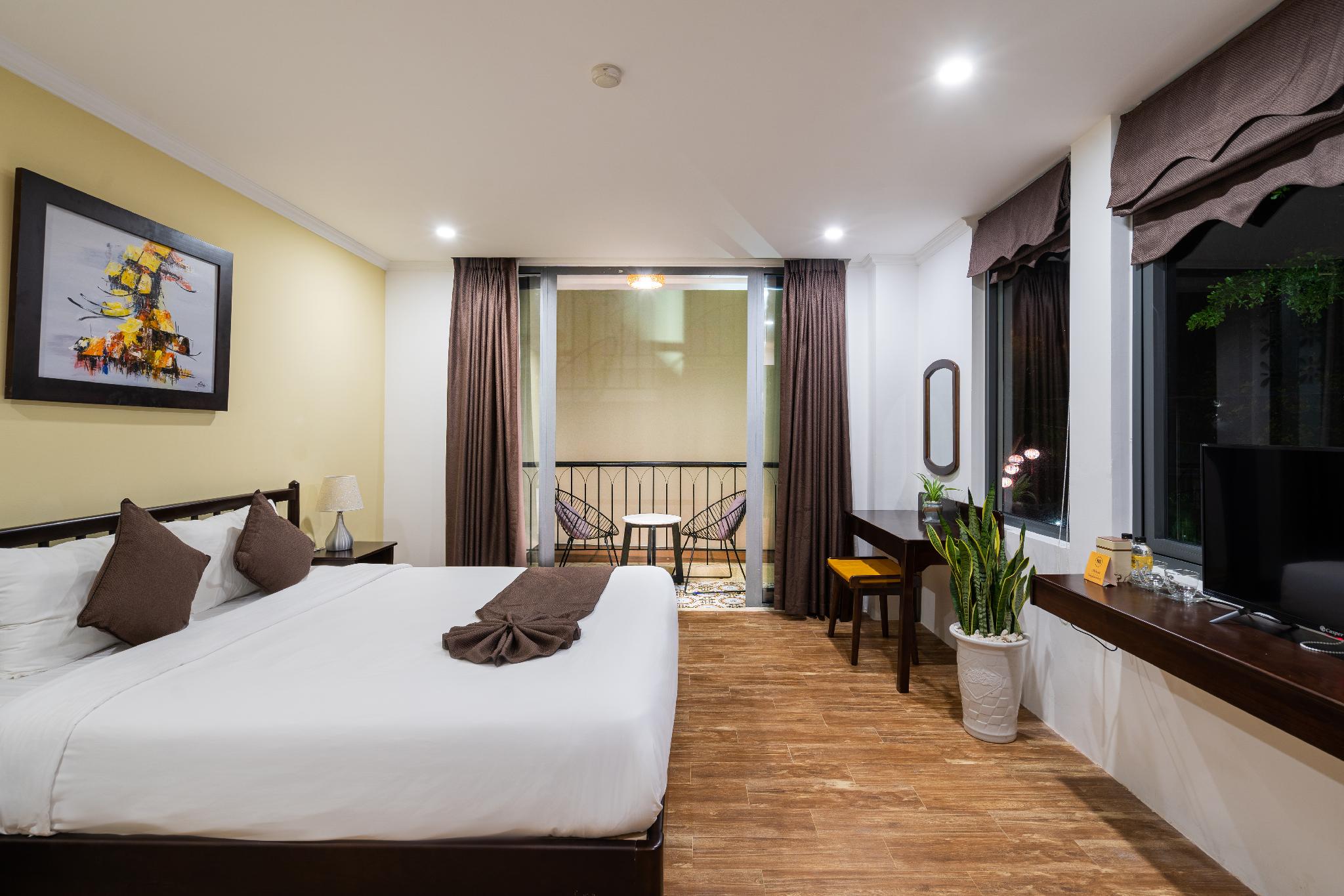 Deluxe, King Bed, Street View, Balcony