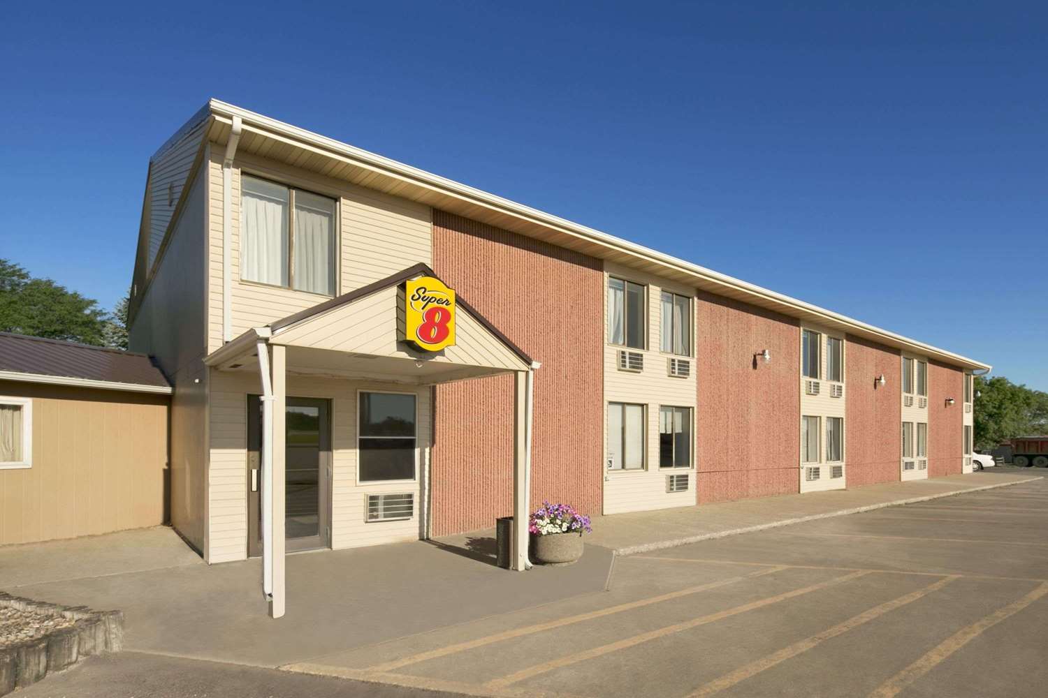 Super 8 by Wyndham Redfield 22/24