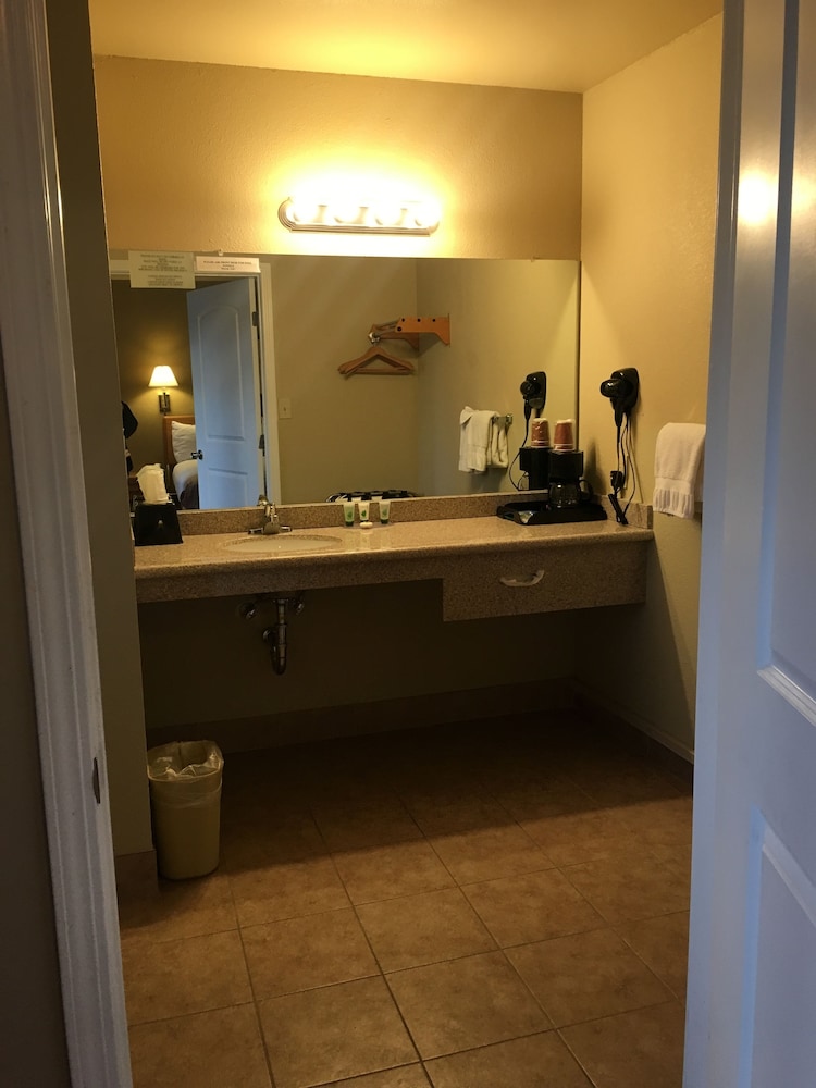 Vino Inn & Suites (ex Rancho Tee Motel) 63/63