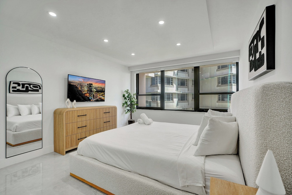 4 Bedrooms, Bright, Family, 2 King Beds, 1 Queen and 1 Bunk Bed, 2 Bunk Beds, Beach Side, 2 Bathrooms