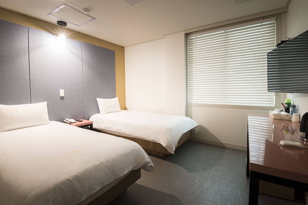 Champion Hotel 13/43