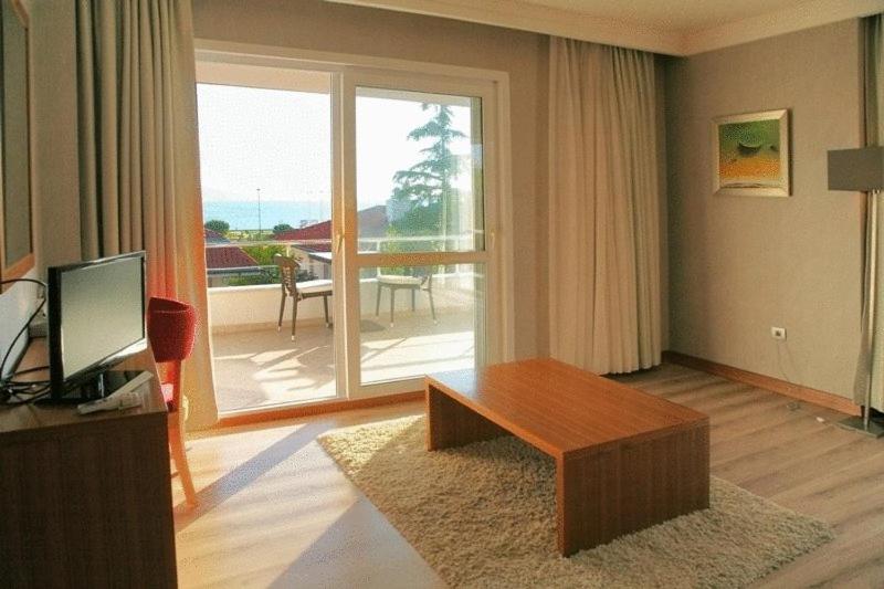 Island Hotel 25/43
