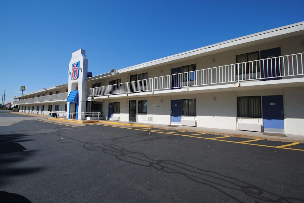 Motel6 Chicopee, MA - Springfield 32/37