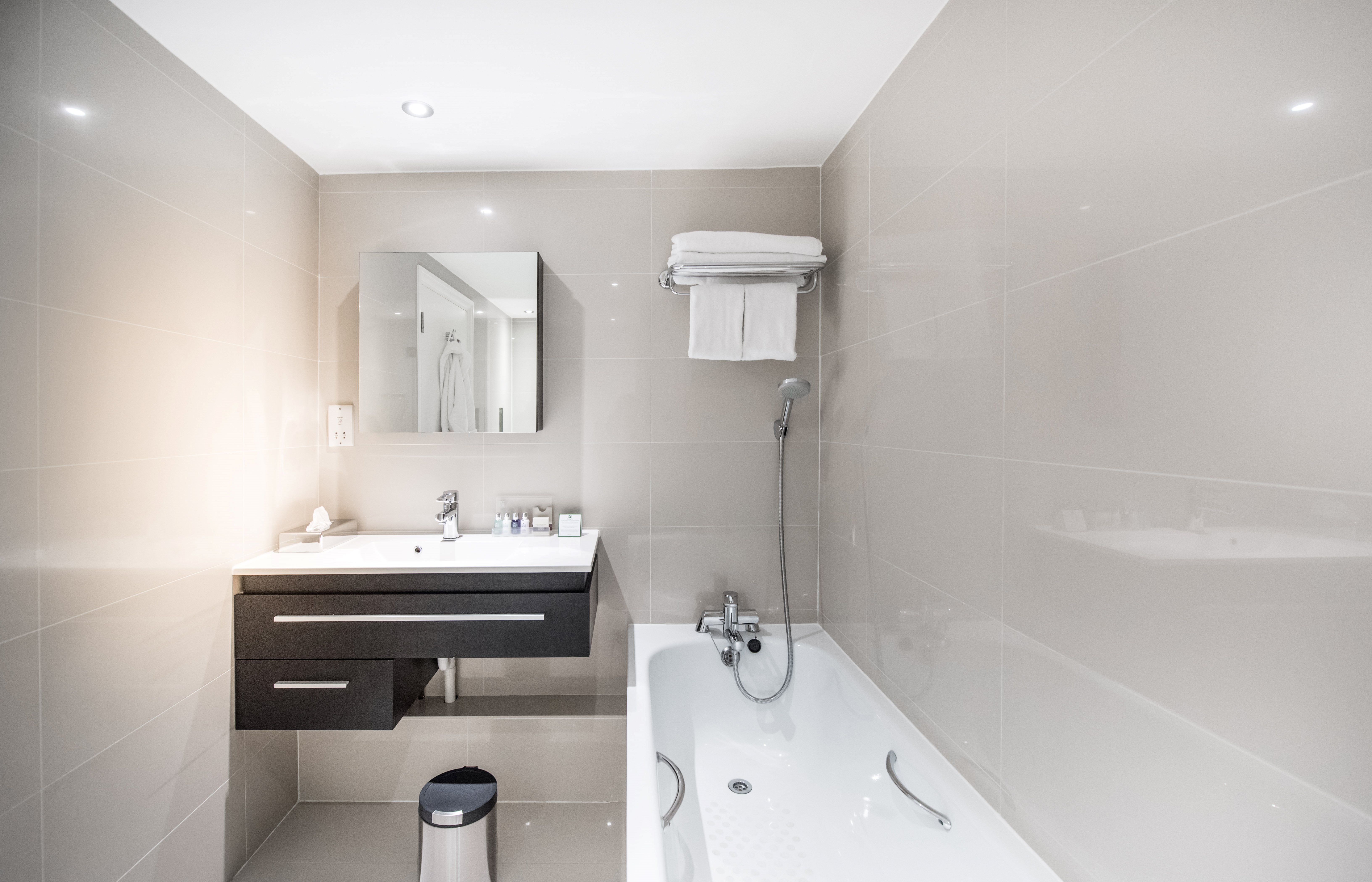 Standard, King Bed, Holiday Inn London - Kensington High St. by IHG 4/5