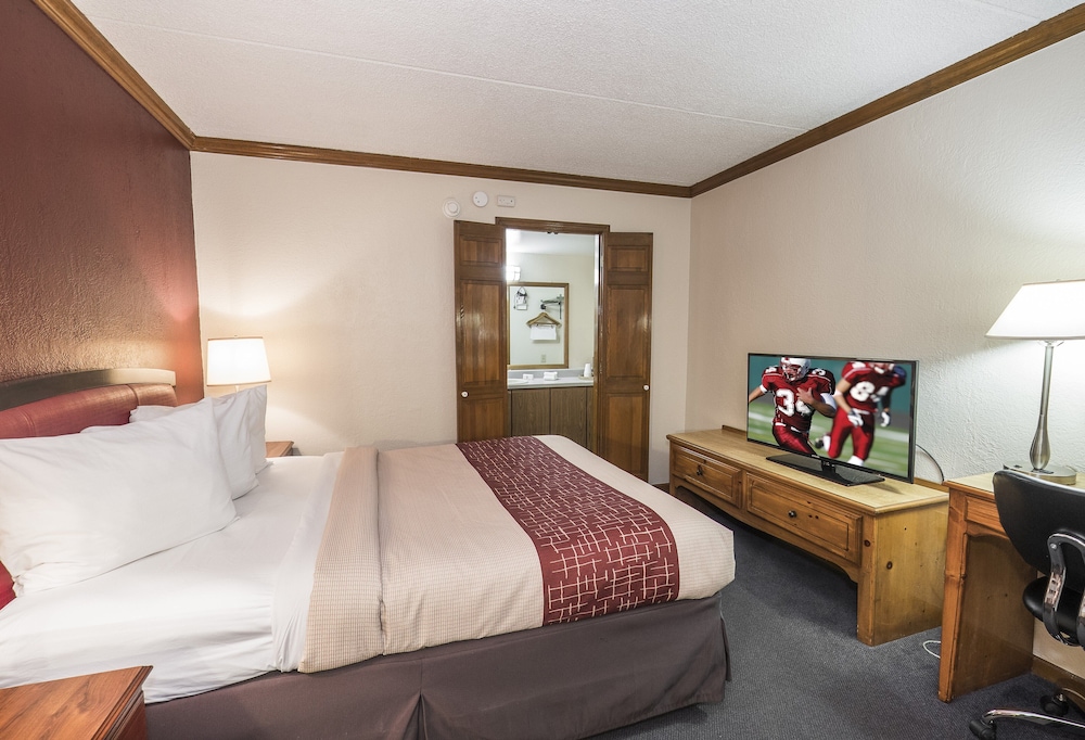 Red Roof Inn Uhrichsville 10/33