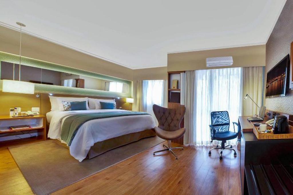 Standard, Queen Bed