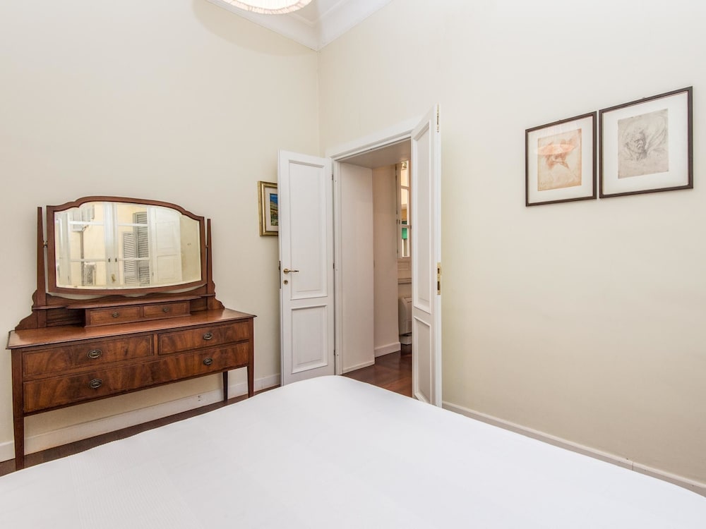 RSH Luxury Vatican Four Bedroom Apartment 18/36