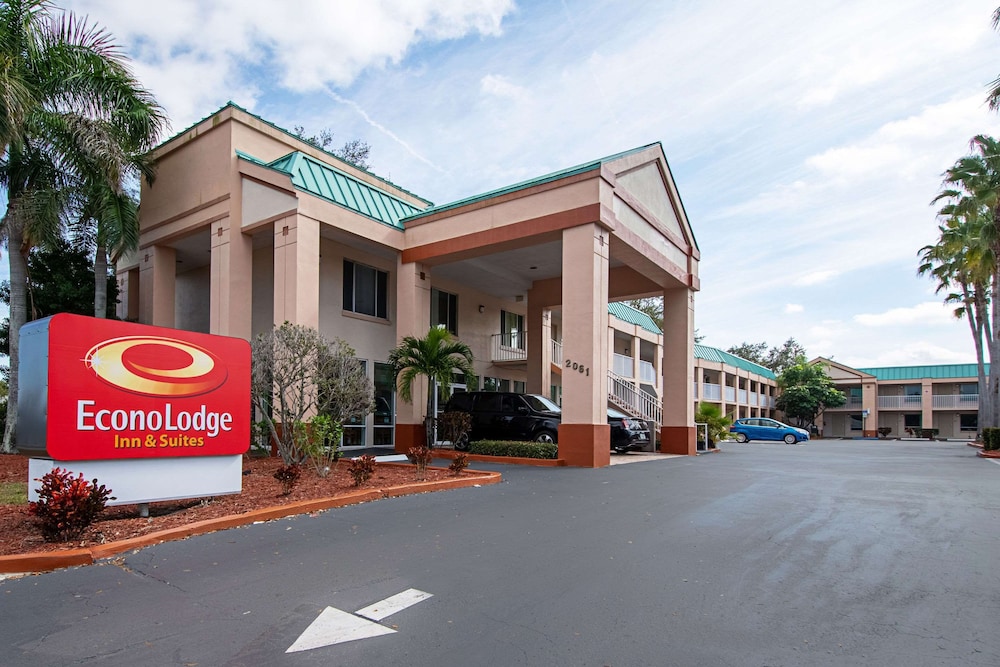 Econo Lodge Inn & Suites Clearwater Central photo3