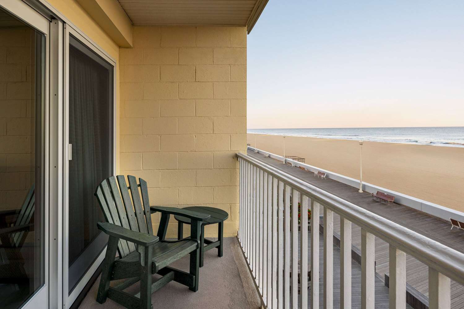 Howard Johnson By Wyndham Ocean City Oceanfront 6/50