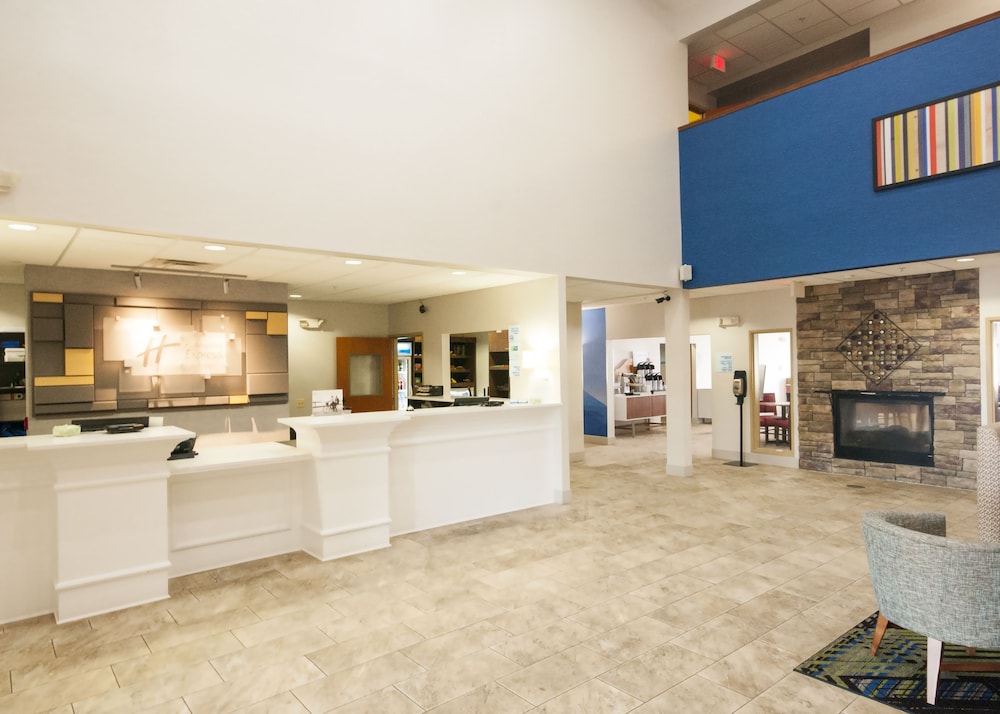 Holiday Inn Express & Suites Chicago North-Waukegan-Gurnee 5/50