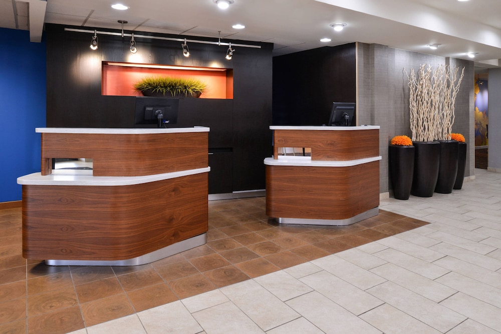 Country Inn & Suites by Radisson, Brown Deer - Milwaukee North 10/65