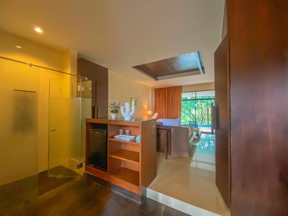 Koh Chang Cliff Beach Resort 50/50