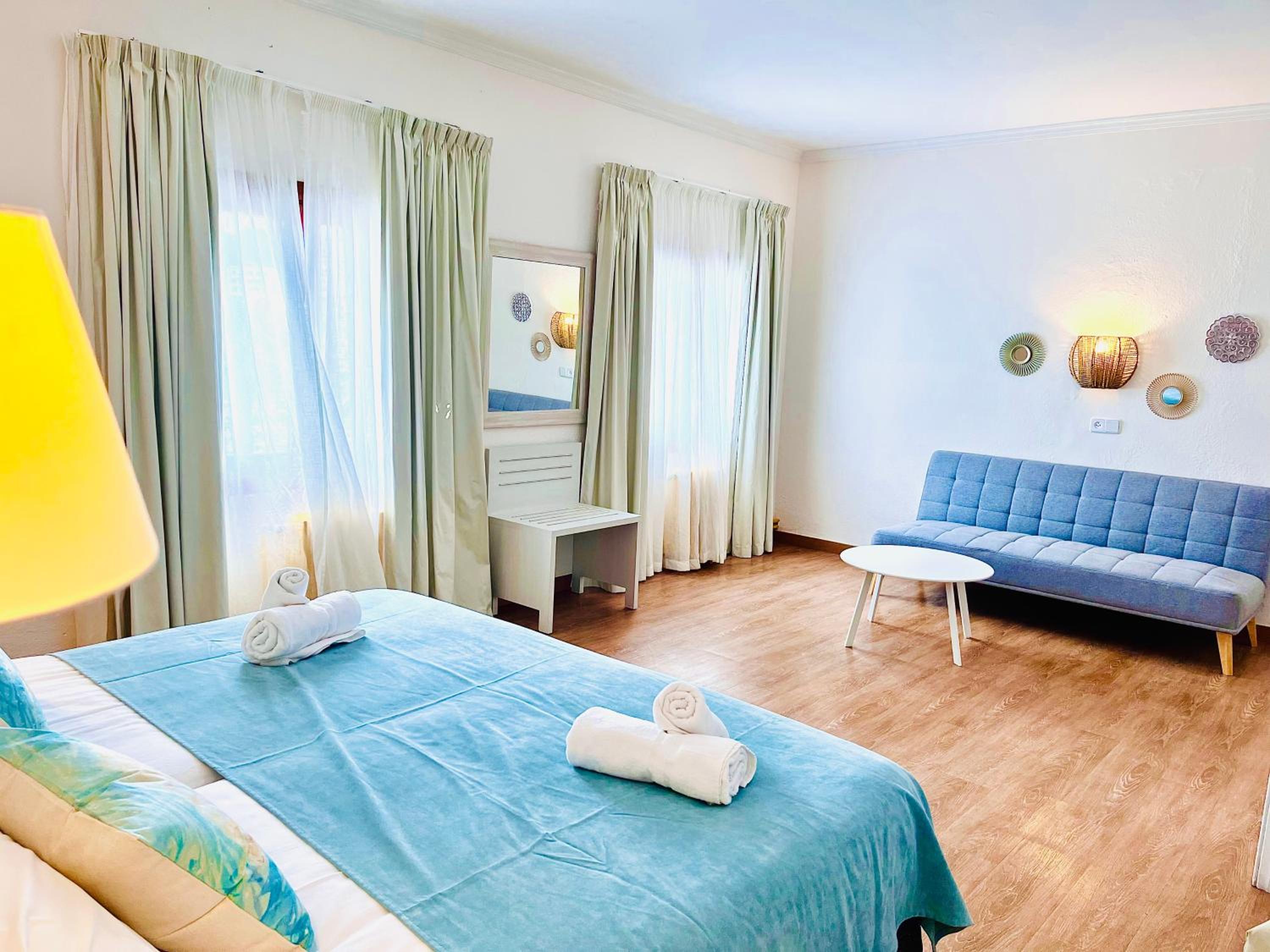 Room, Double or Twin Bed, Sea View, No Balcony