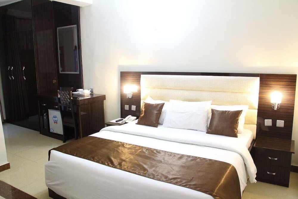 E-Suite Hotel 9/37