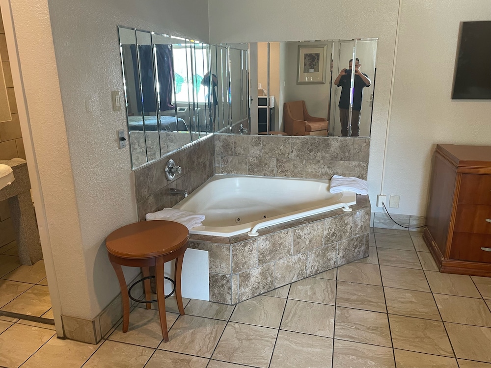 Budgetel Inn & Suites 32/32