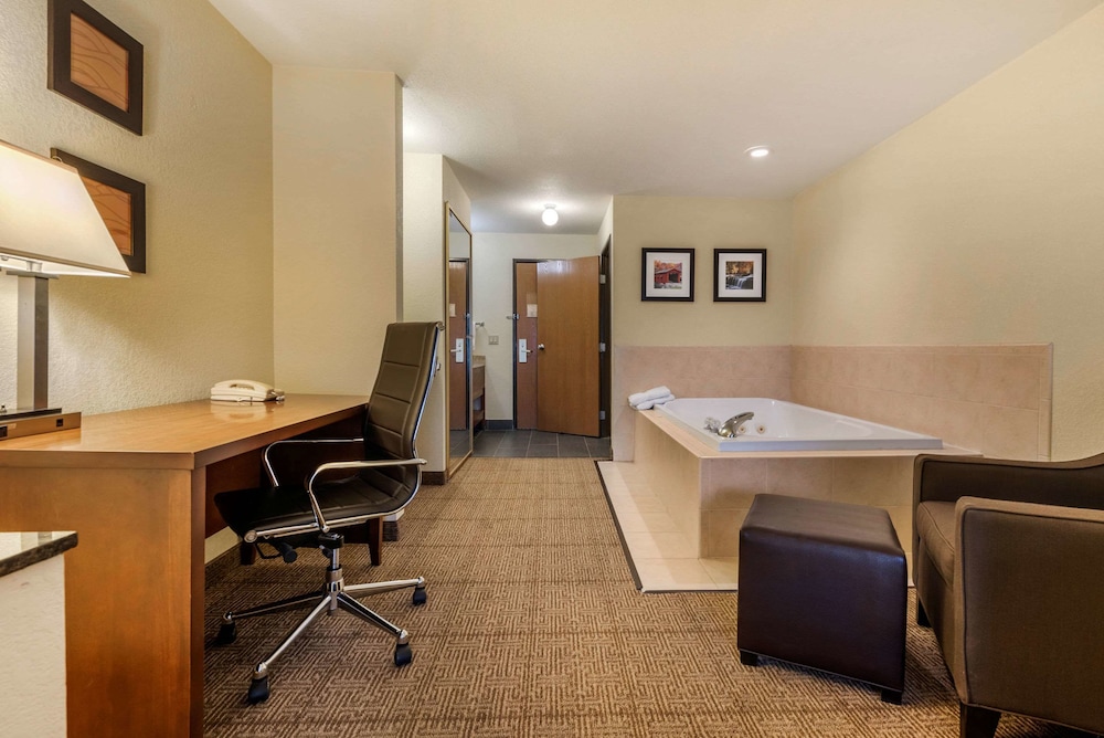 Comfort Inn Warren I-69 28/30