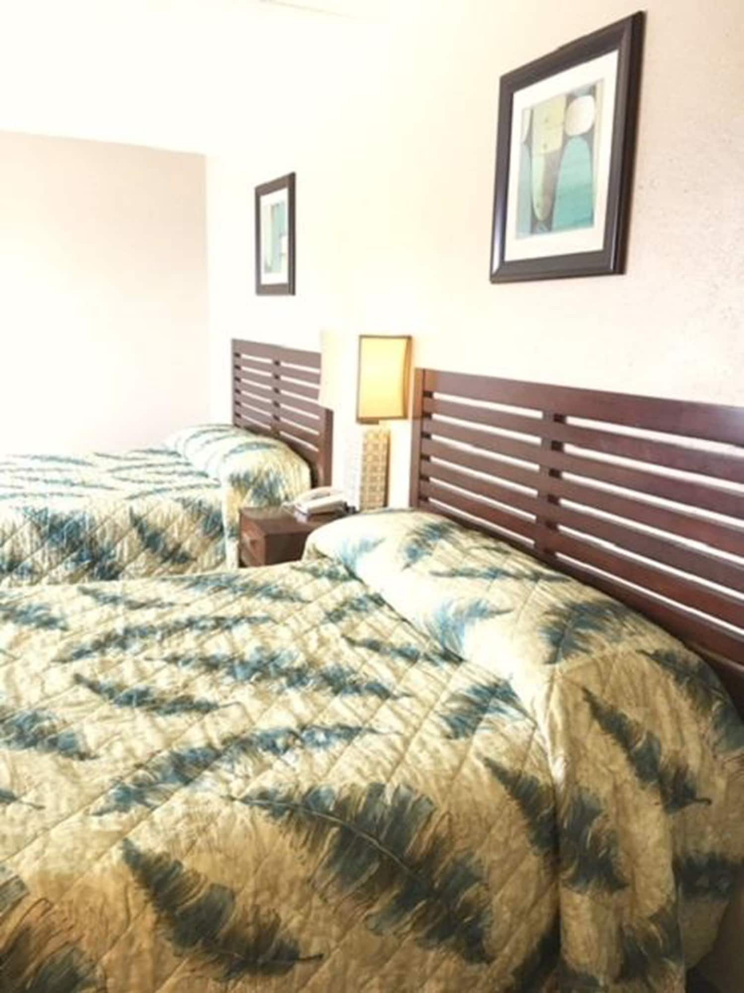 STANDARD, 2 QUEEN BEDS, PARTIAL OCEAN VIEW