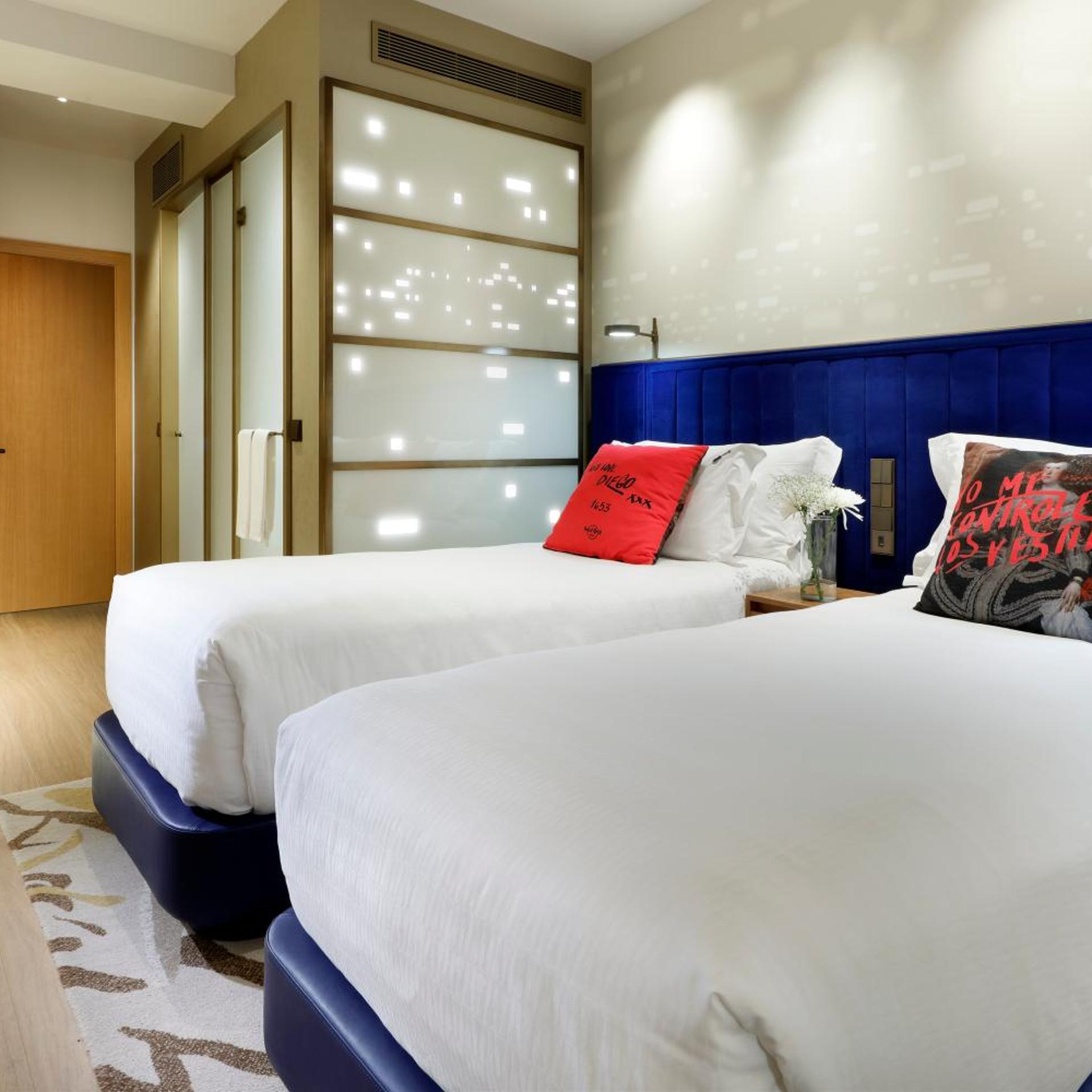 غرفة بسرير فردي