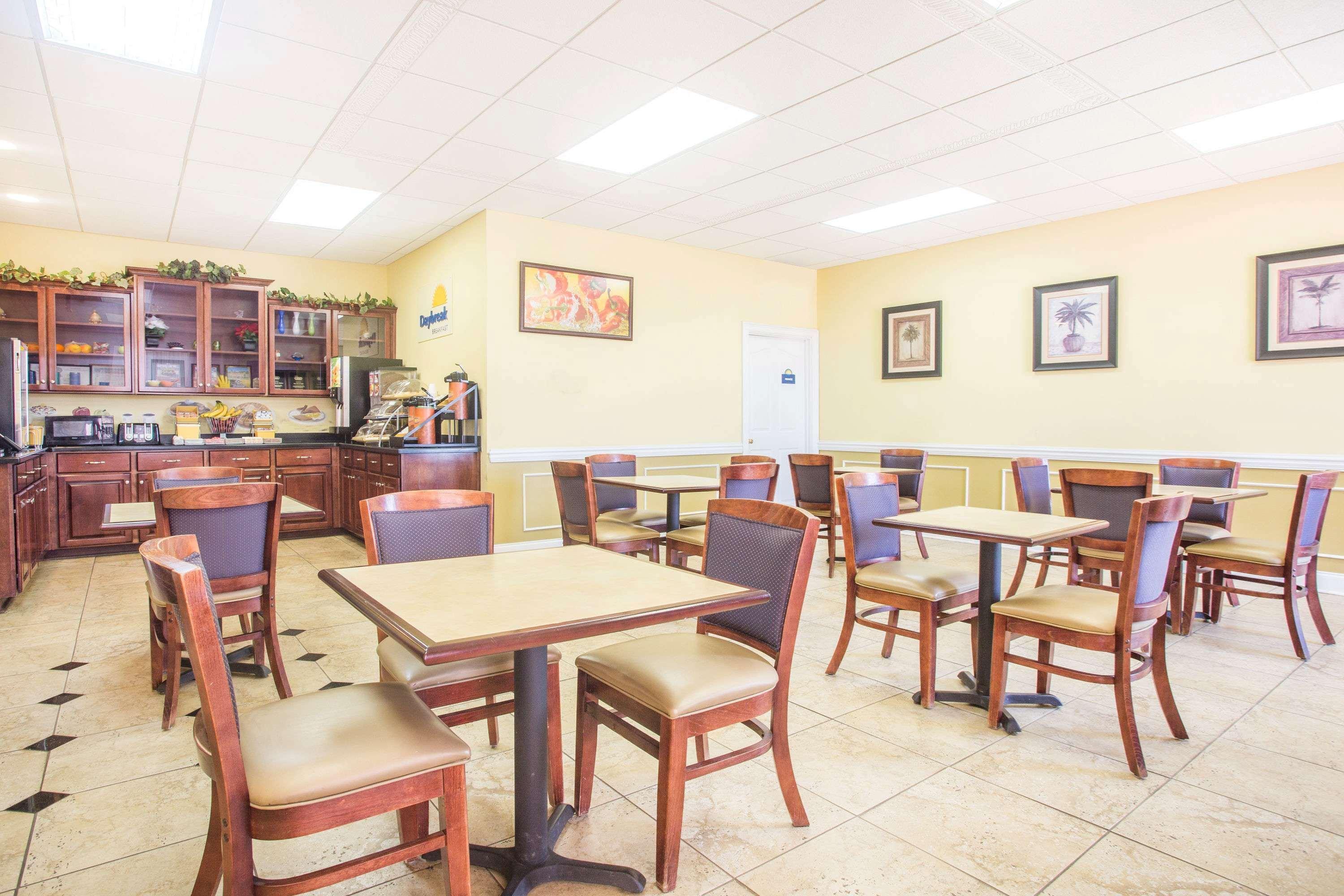 Days Inn & Suites by Wyndham Swainsboro 19/21