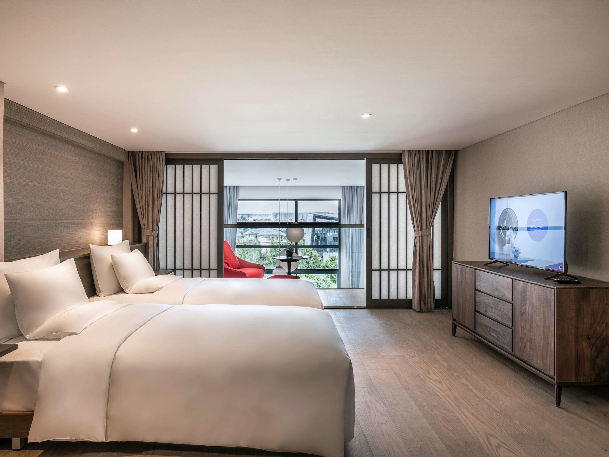 DELUXE, SUITE, TWIN BEDS