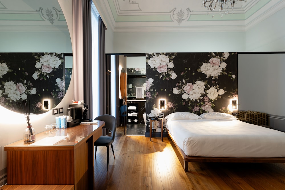 TOWER, SUPERIOR, SUITE, KING BED, CITY VIEW, SAUNA