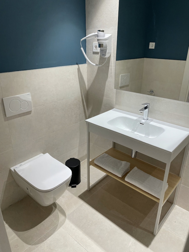 غرفة سوبيريور بسريرين منفصلين بشرفة، ibis Styles Zumaia Zestoa 4/6