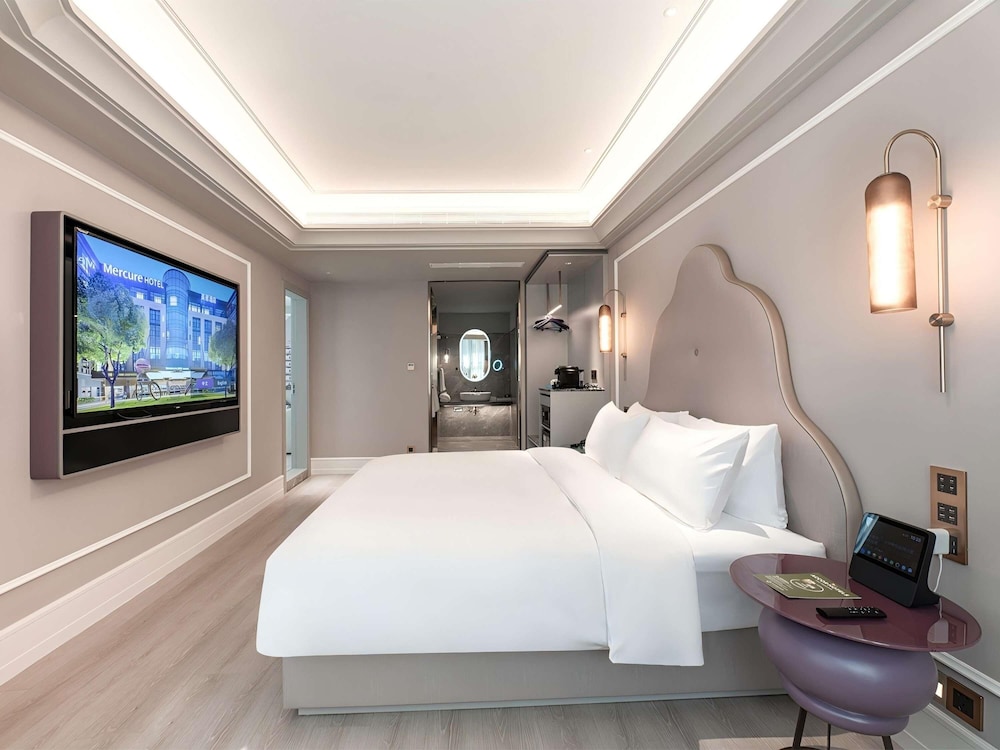 PRIVILEGE, KING BED
