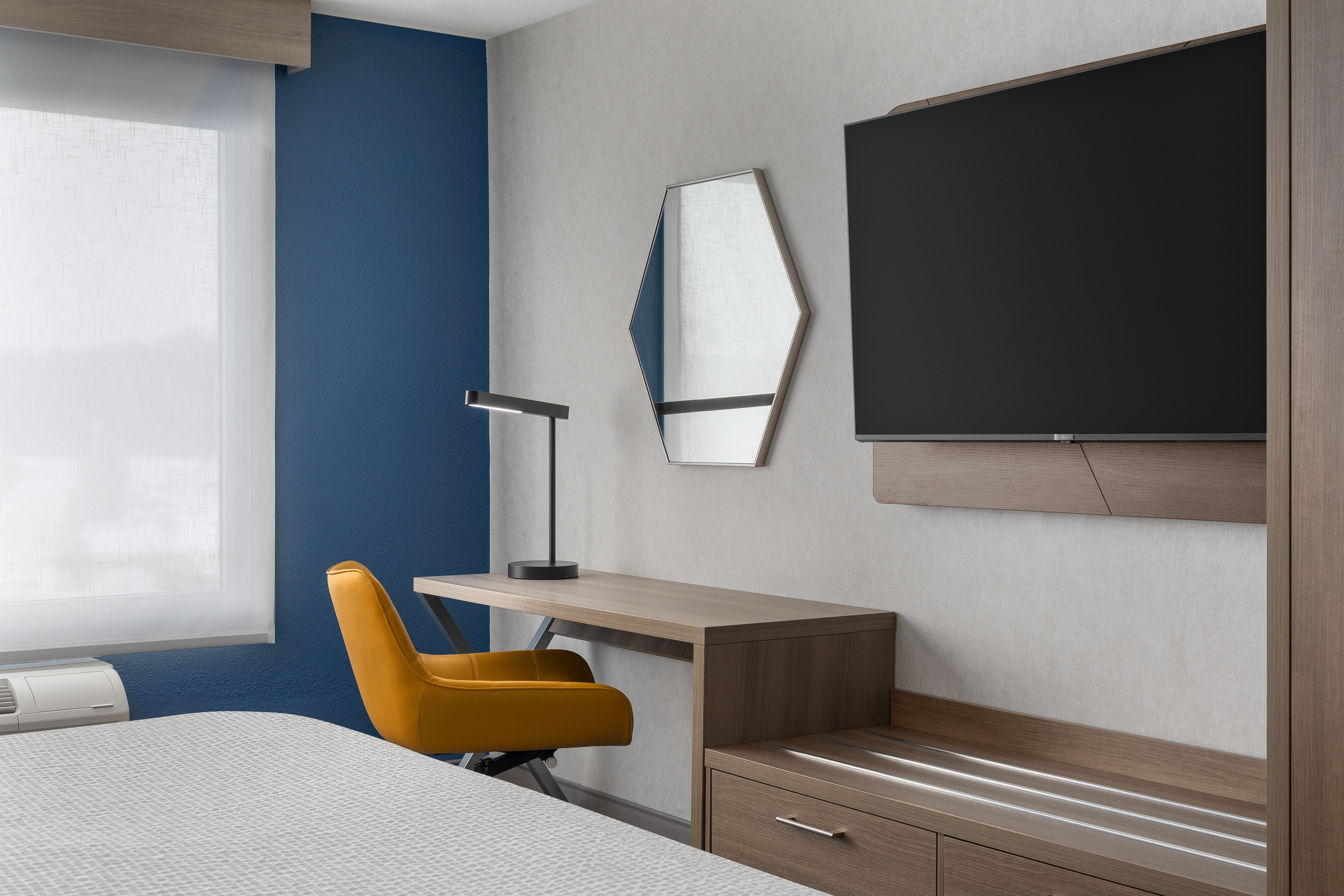 Holiday Inn Express Suites 58/66