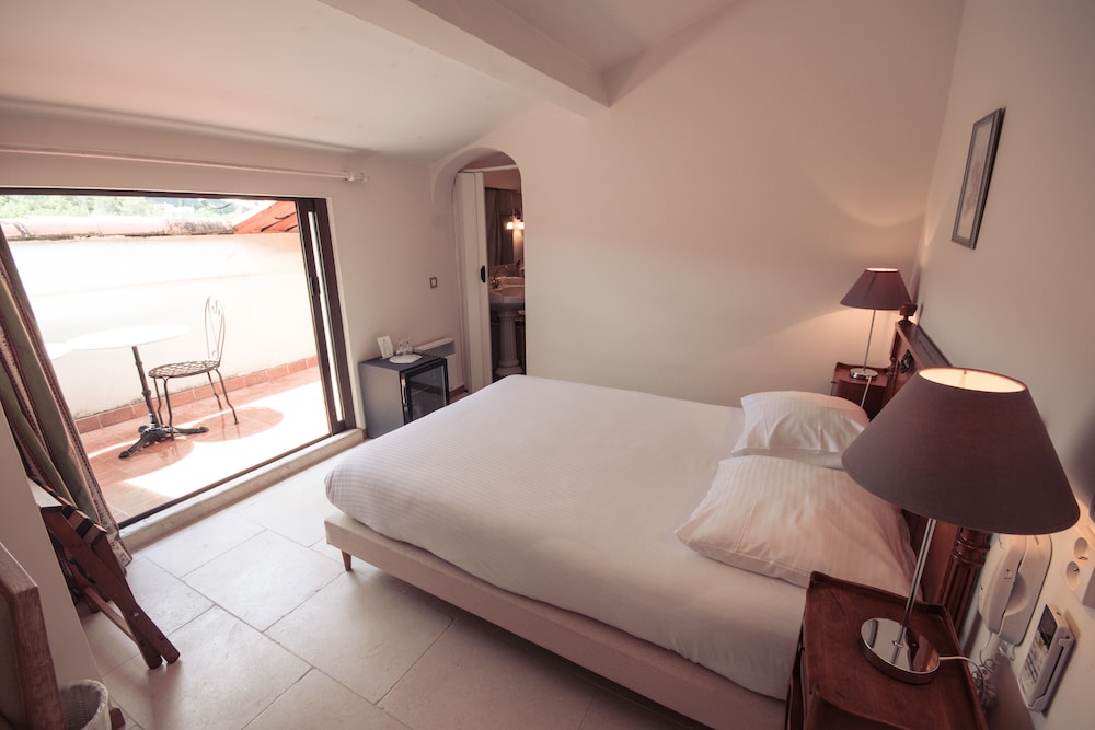 HOTEL LES ARMOIRIES 13/66