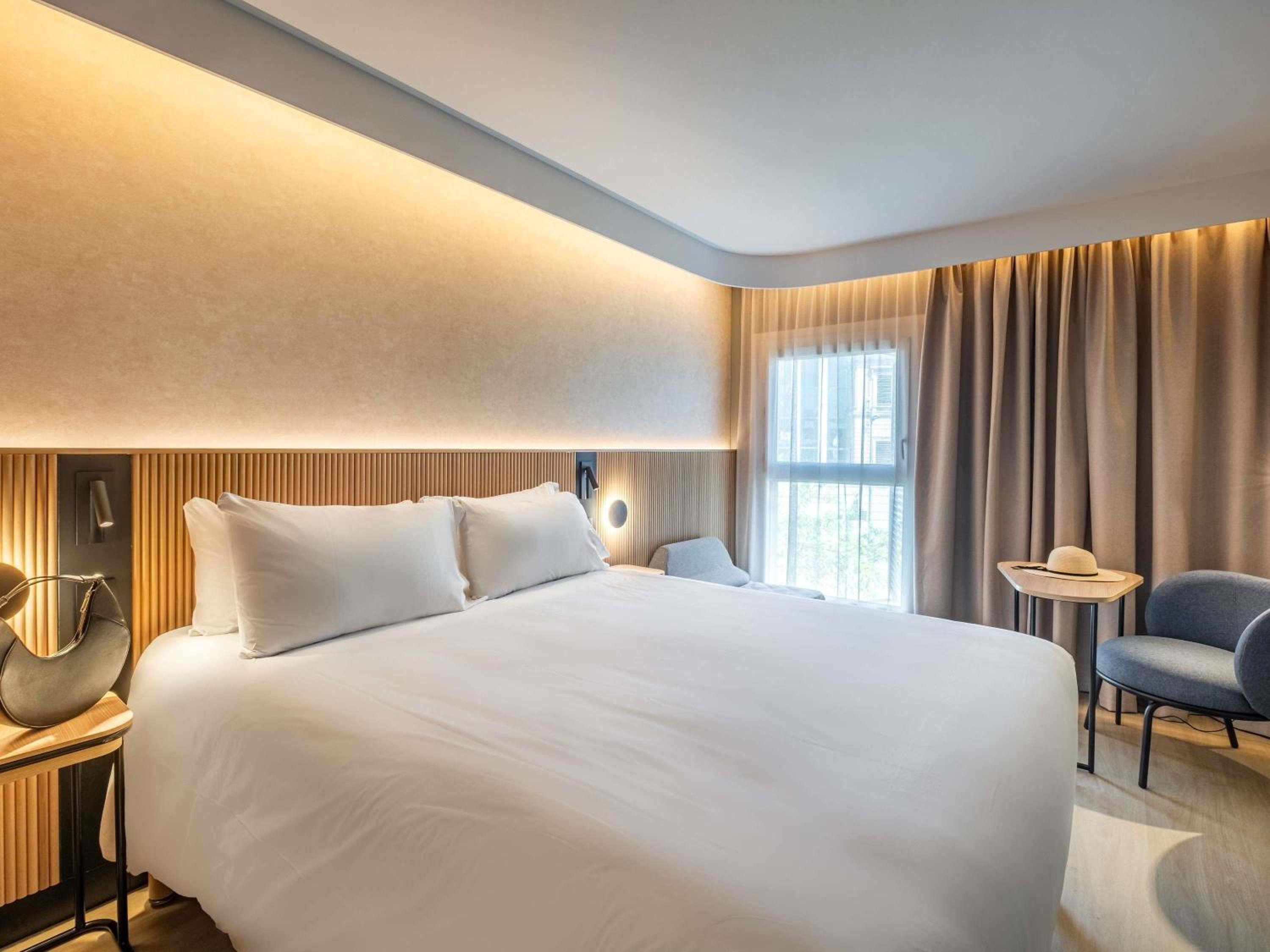 EXECUTIVE, DOUBLE BED, SOFA