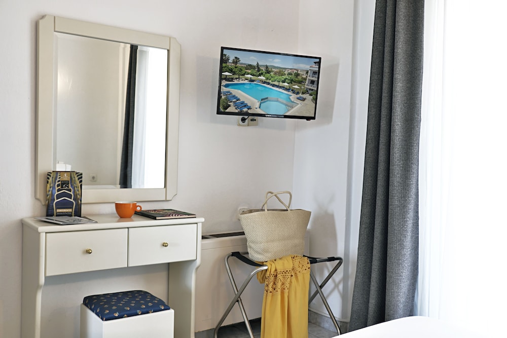 Acrotel Lily Ann Village 37/50