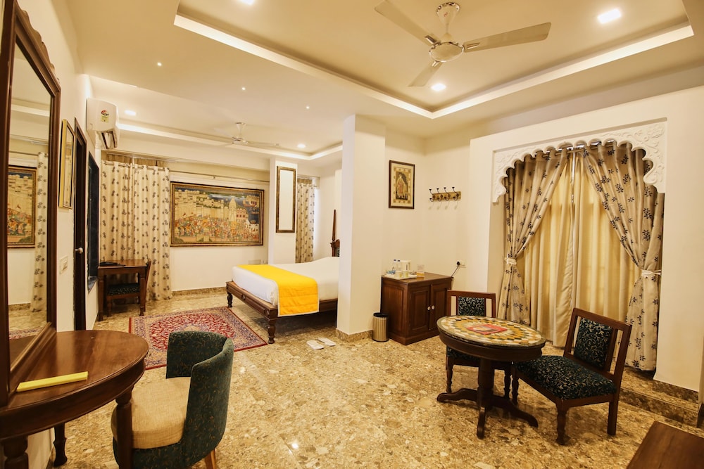 Bloom Boutique Udaipur (Lake Pichola) 40/50