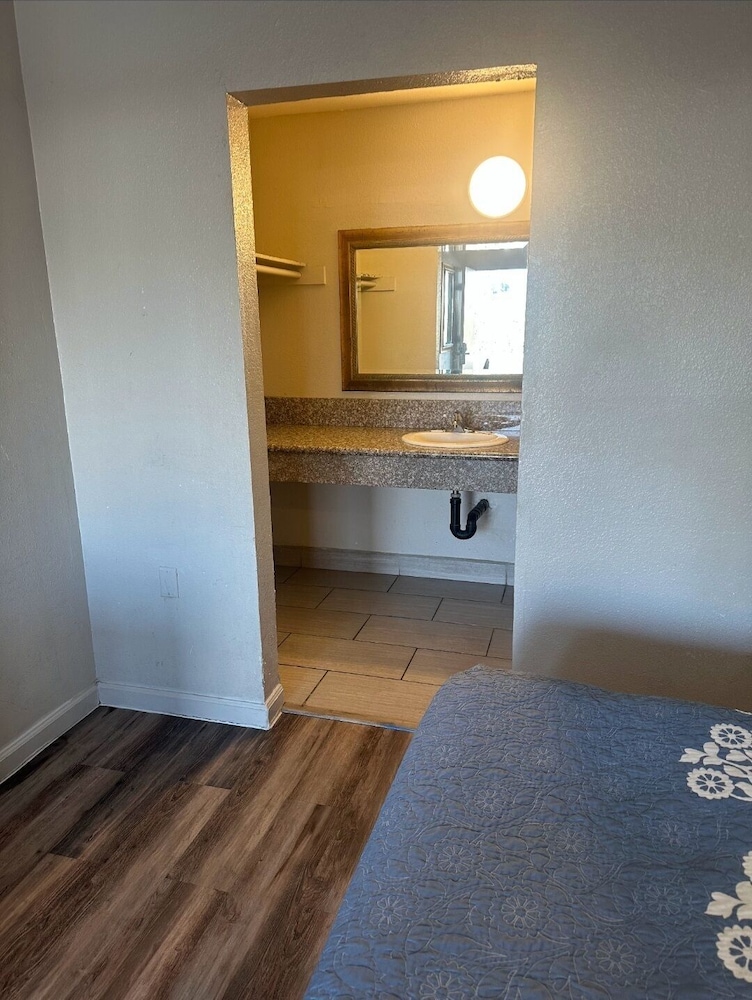 Best Economy Inn n Suites 27/67