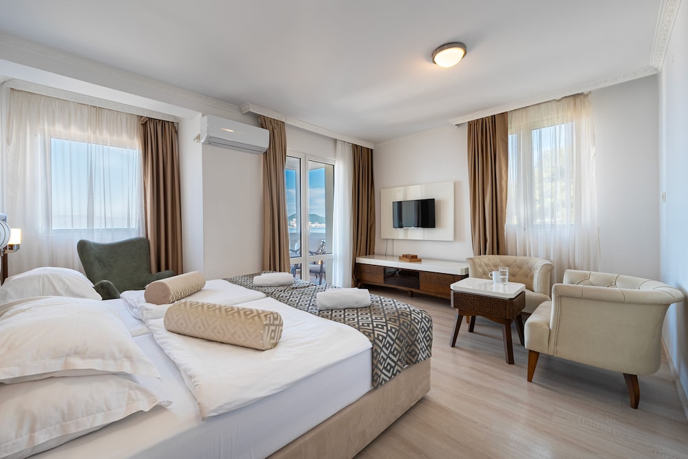 Hotel Adrovic 4/74
