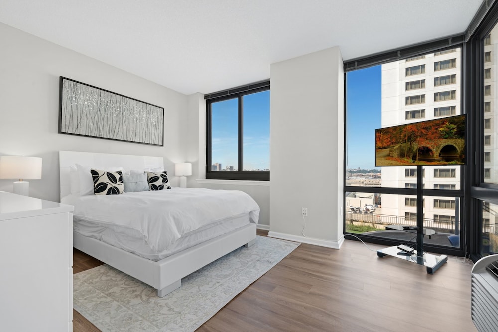 Global Luxury Suites Downtown Jersey City 7/71