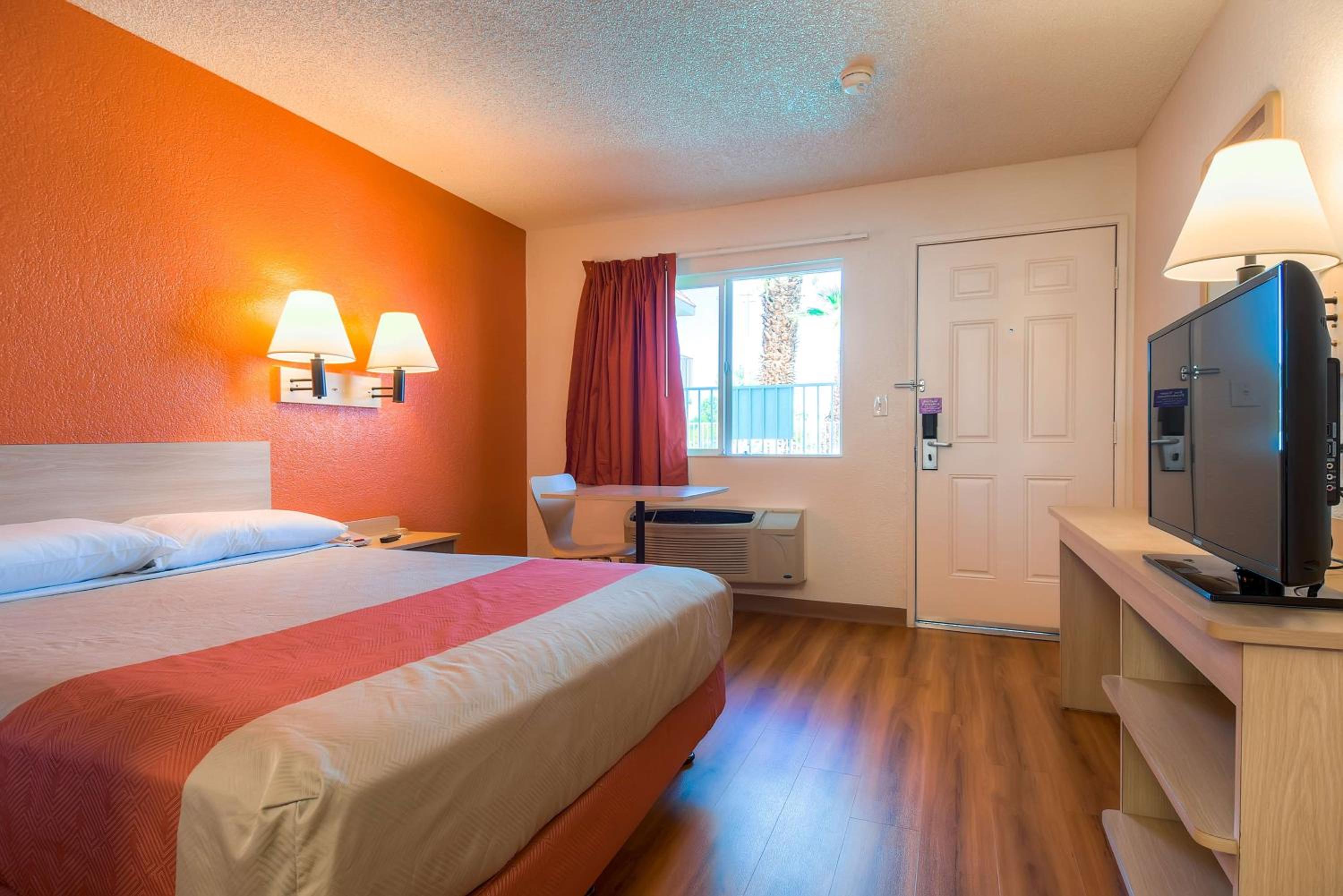 غرفة بسرير كوين، Motel6 Rancho Mirage CA Palm Springs 8/10