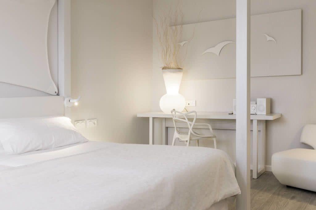 غرفة سوبيريور بسرير مزدوج أو سريرين منفصلين بشرفة، Blanco Hotel Formentera 4/10