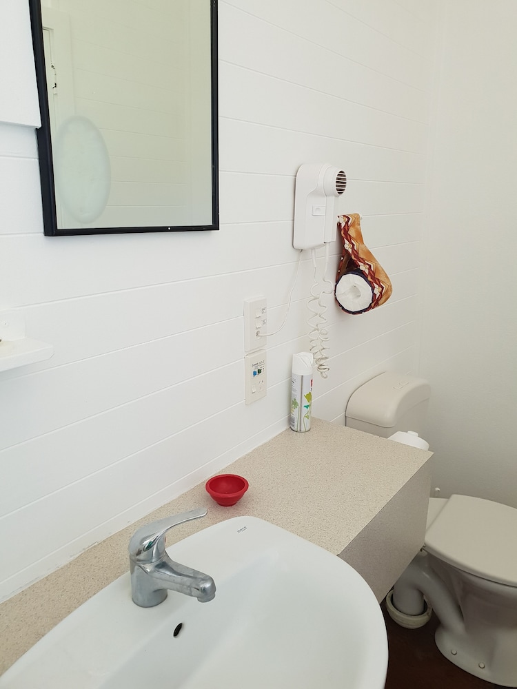 Aroa Beachside Inn 44/47