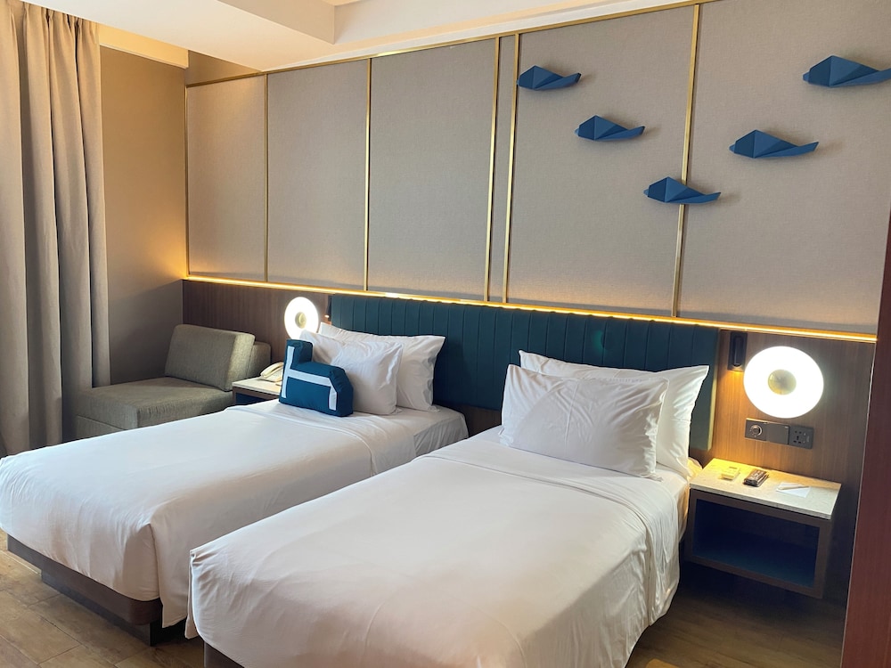 Skyline, Twin Beds