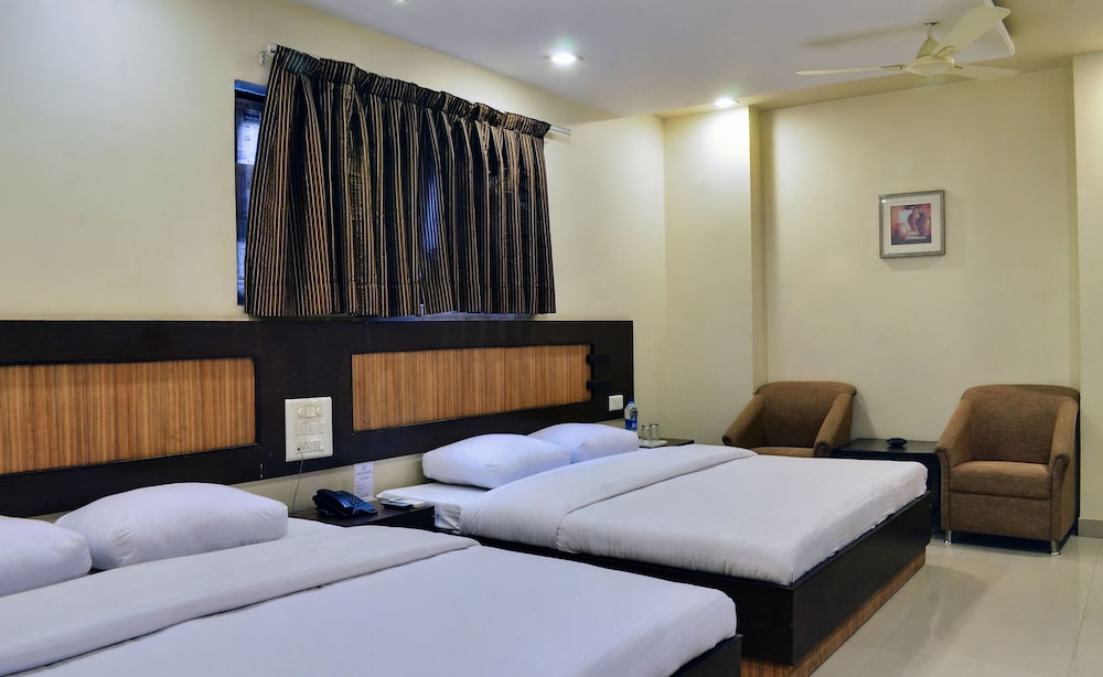 DELUXE, QUADRUPLE, 2 DOUBLE BEDS