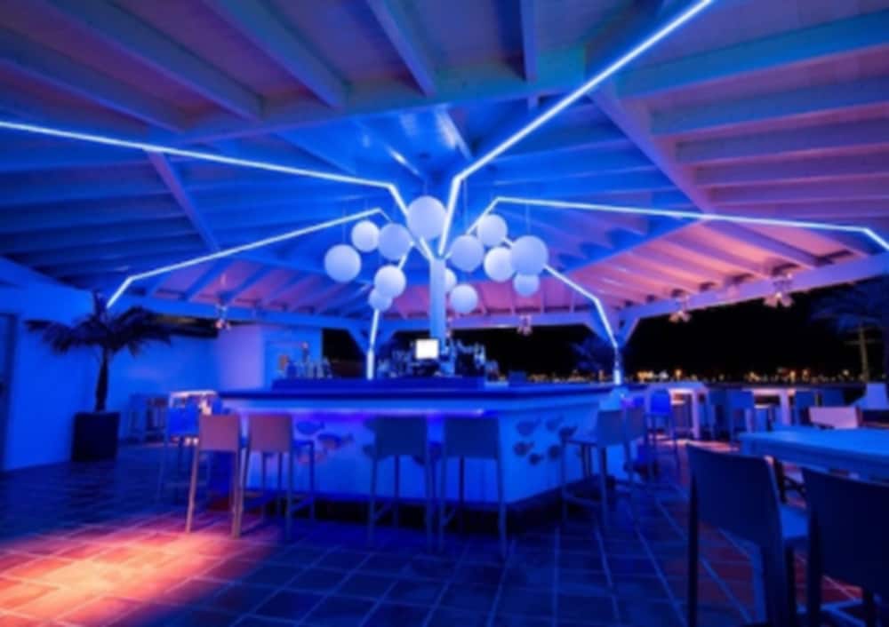 Delfines Hotel & Suites 32/39